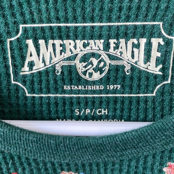 American Eagle Green Floral Long Sleeve - Picture 3 of 3